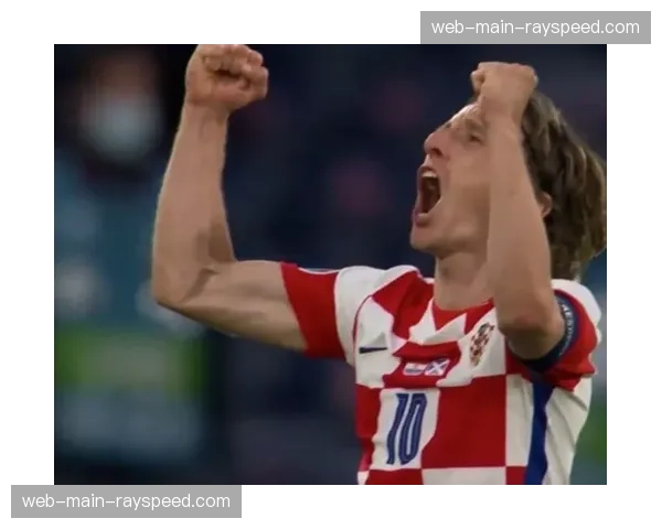 终场哨响，克罗地亚老将莫德里奇跪地掩面告别欧洲杯