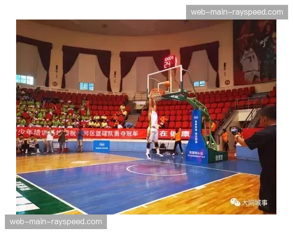 现场致敬:俱乐部为效力十年的队务人员举办简短仪式 现场致敬:俱乐部为效力十年的队务人员举办简短仪式