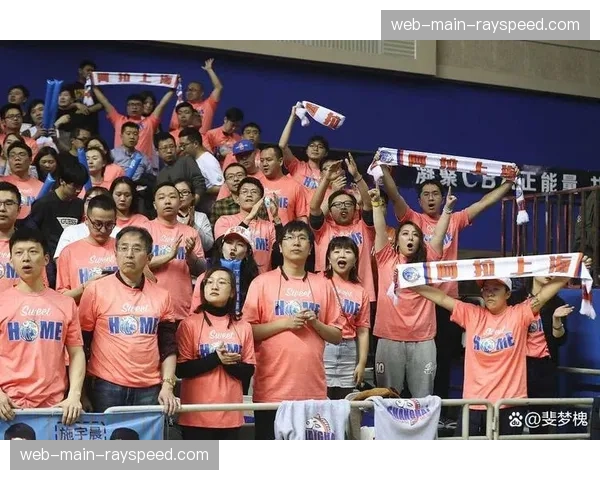 暖心一幕:比赛中止,双方球员为看台上突发疾病的球迷鼓掌加油 暖心一幕:比赛中止,双方球员为看台上突发疾病的球迷鼓掌加油