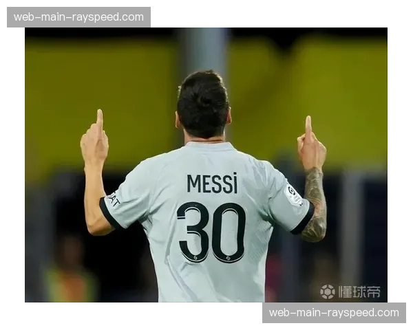 劳塔罗·马丁内斯进球后指向天空，告慰不久前离世的亲人