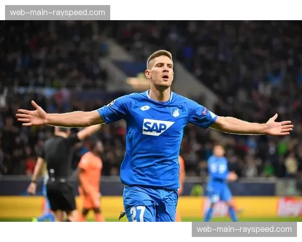 特写：霍芬海姆小将打入德甲处子球后与父亲相拥