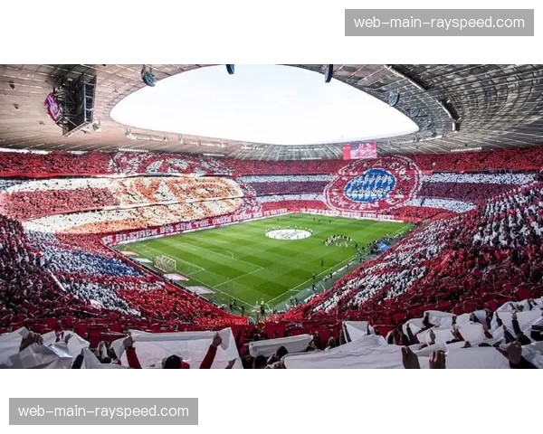 拜仁夺冠后慕尼黑玛丽安广场万人庆祝，球迷高唱-We are the champions-